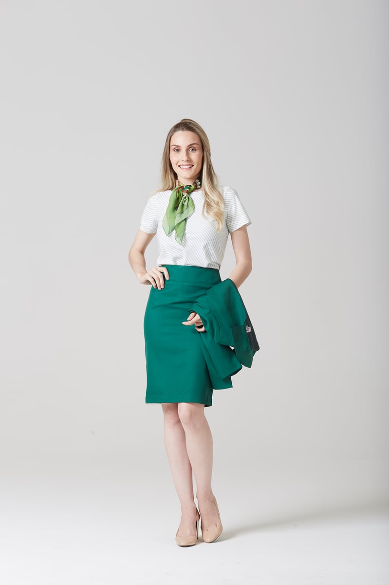 uniformes-localiza-blusa-branca-saia-verde